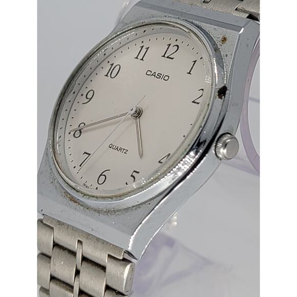 Classic Casio Quartz Stainless Steel Watch - Picture 5 of 8